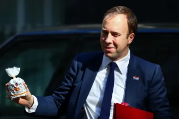 Britský ministr zdravotnictví rezignoval, porušil protiepidemická pravidla