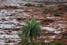 Brazilští záchranáři obnovili pátrání po obětech protržení nádrže, kolaps další hráze už nehrozí