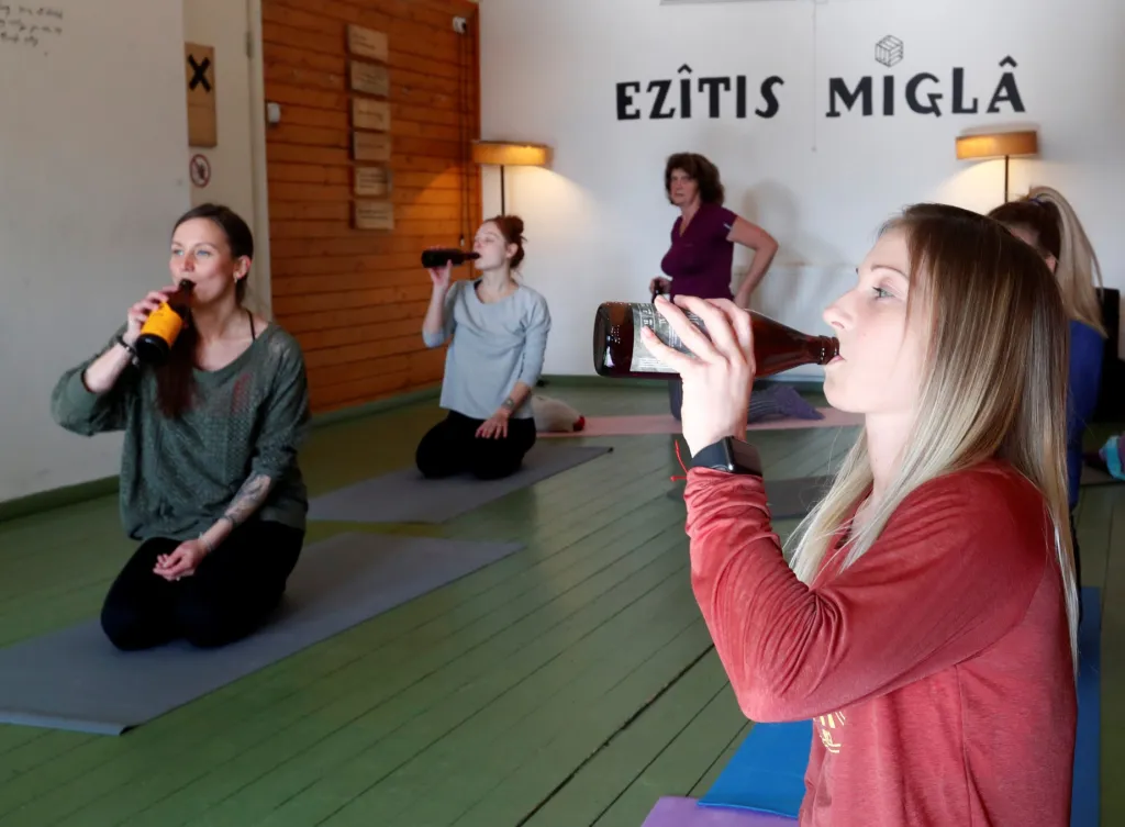 Pivní jóga si získává fanoušky po celém světě. Po vydatném cvičení se účastnice lekce občerstvily v lotyšské Rize