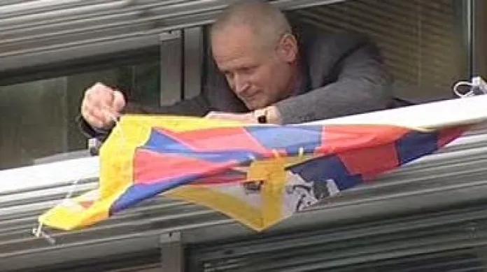 Vladimír Derner vyvěšuje tibetskou vlajku