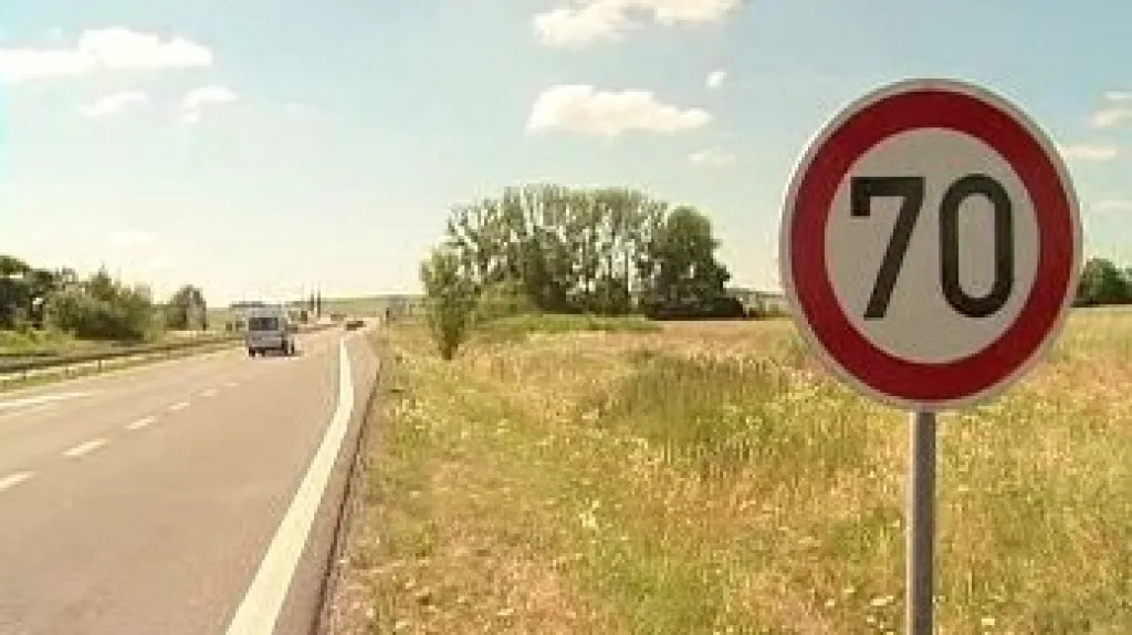 Povolená rychlost oblasti je sedmdesát kilometrů v hodině