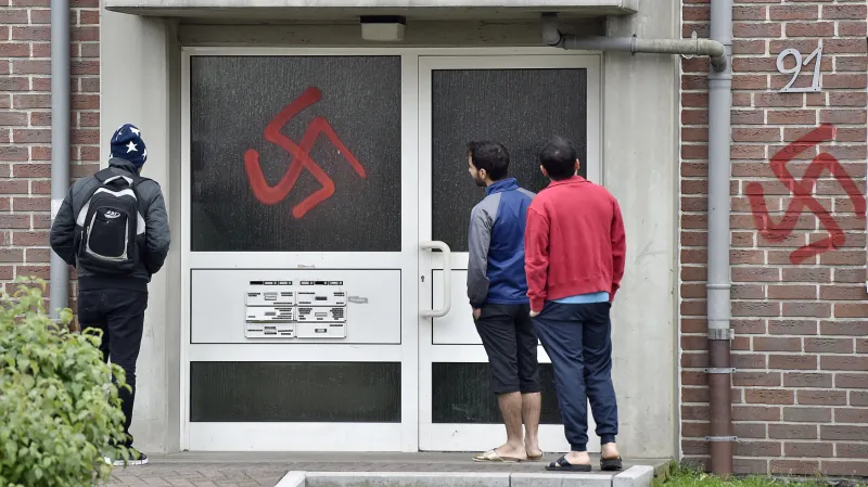 Hákové kříže na ubytovnách pro uprchlíky
