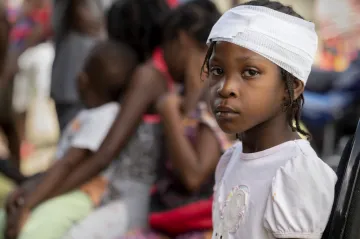 Haiti po zemětřesení: Chybí potraviny, voda, stany i lékaři. Lidé spí na igelitech na mokré zemi