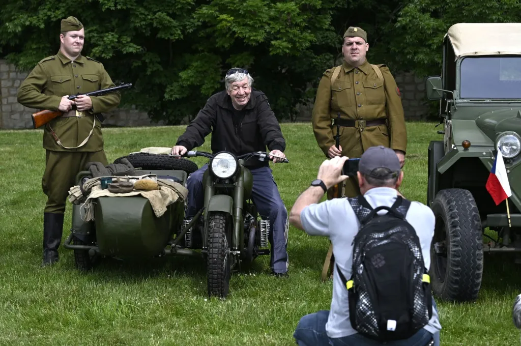 Do akce se zapojili kluby vojenské historie, sběratelé a další nadšenci, kteří se dlouhodobě věnují odkazu československých vojáků působících v zahraničí
