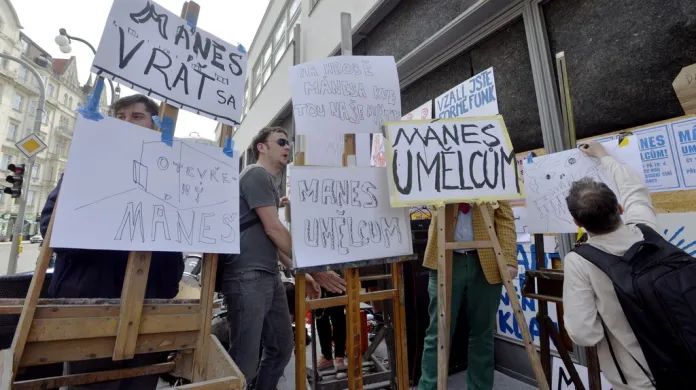 Symbolická okupace výstavní síně Mánes iniciativou Mánes umělcům (duben 2013)