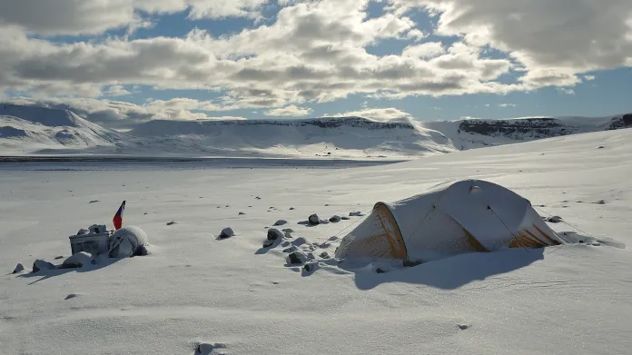 Polní tábor v Brandy Bay po první letošní sněhové nadílce