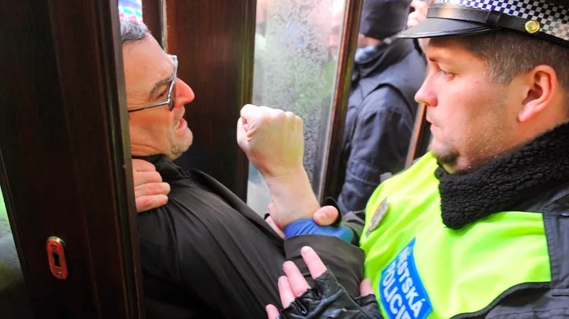Demonstranti na pražském magistrátu