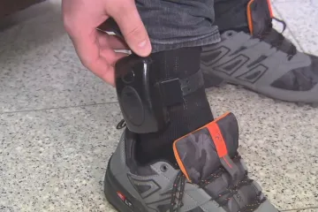 Vězně mají doma znovu hlídat náramky. Stát vybral nového dodavatele