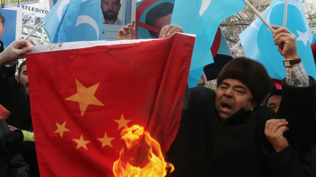 Ujgurové pálí čínskou vlajku