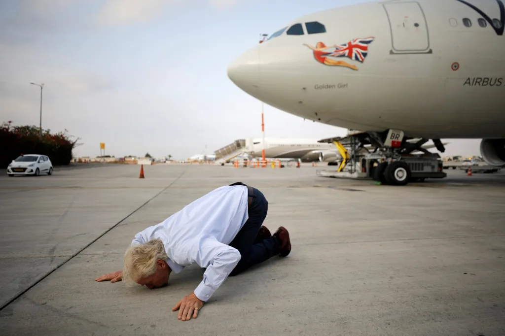 Vizionář a miliardář Richard Branson, majitel značky Virgine, políbil zem po přistání na mezinárodním letišti Ben Gurion poblíž Tel Avivu
