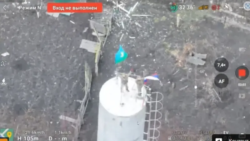 Záběr z dronu na vojáky s ruskou vlajkou v centru města Sudža