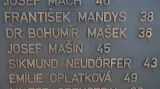 Deska se jmény popravených z Kobyliské střelnice