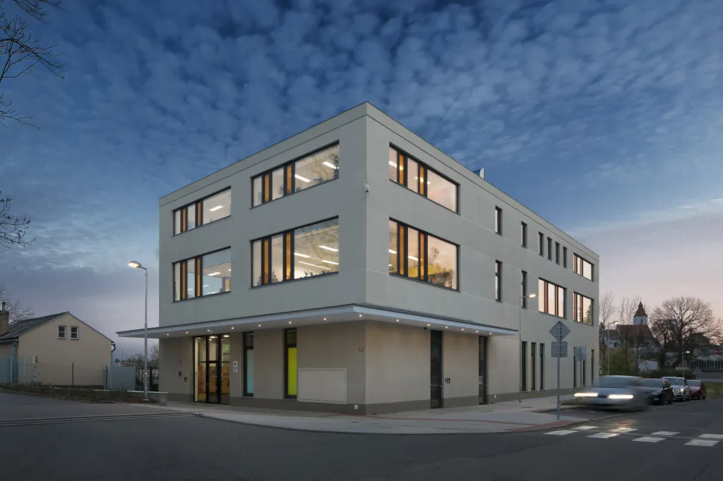 Hovorčovice. Základní škola Hovorčovice. Je součástí procházky po Hovorčovicích. Během procházky zavítáme do románského kostela, obou nových školních budov a projdeme významná veřejná prostranství s představením plánů obce do nejbližší budoucnosti.