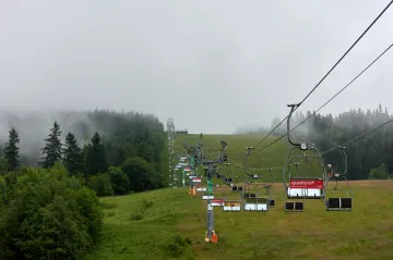 V Krkonoších a Jizerských horách bude vydatně pršet, meteorologové varují před aquaplaningem