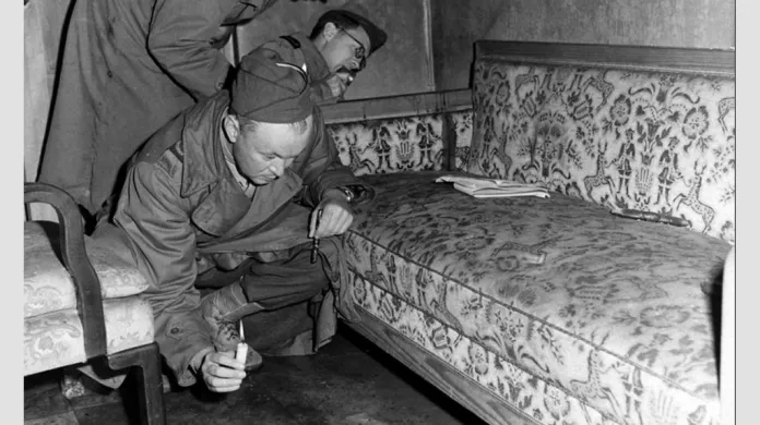 Snímek gauče, na kterém se zabil Hitler