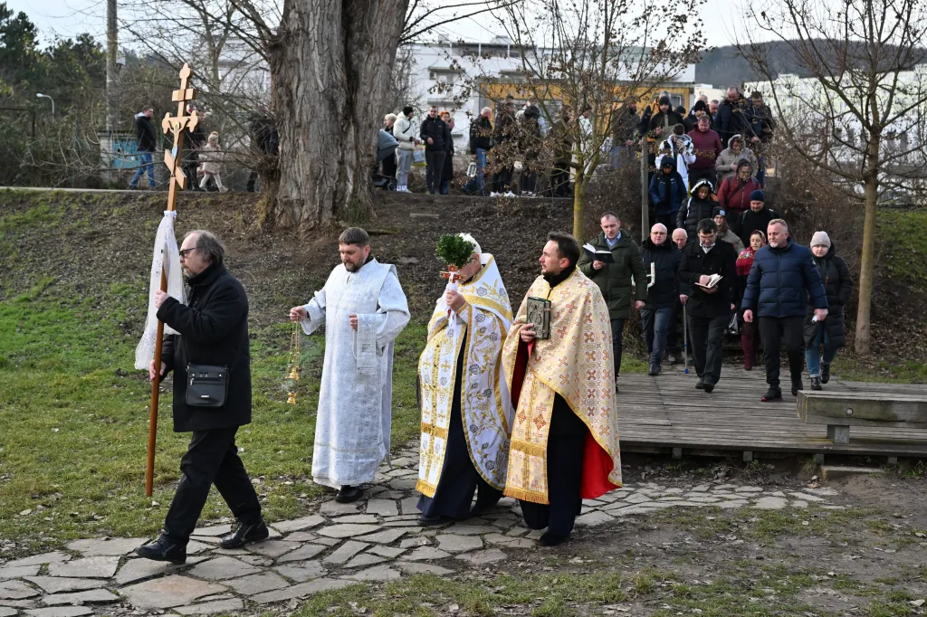 Pravoslavní věřící si v chladné vodě Svratky připomněli křest Krista v Jordánu