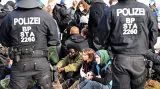 Němečtí policisté se střetli s klimatickými aktivisty u vyklizené obce Lützerath
