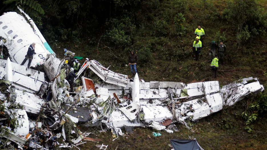 Trosky letadla, které se zřítilo u kolumbijského Medellínu