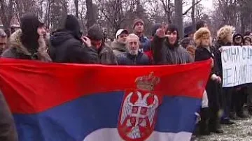 Protestující Srbové
