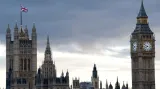 Odlehčení  ve Westminsteru: Poslanci naposledy zpovídali Camerona