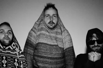 Květy už si nestačí, přibraly country hochy a tanečního Japonce