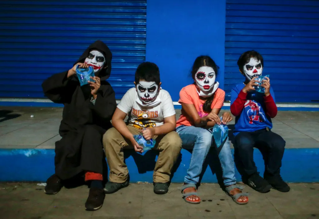 Nikaragujské děti si dávají pauzu od strašení na tradičním festivalu Los Agüizotes, aby si vychutnaly koledu