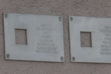 Z fasád ruských domů mizí tabulky paměti