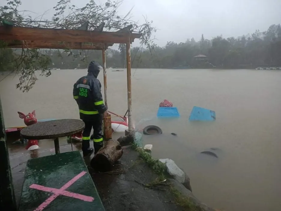 Fotografie ukazují situaci v horské oblasti, kde bouře Kompasu způsobila silné záplavy na řece Chico u města Bontoc na Filipínách