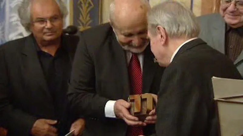 Ludvík Kundera při přebírání Ceny Jaroslava Seiferta