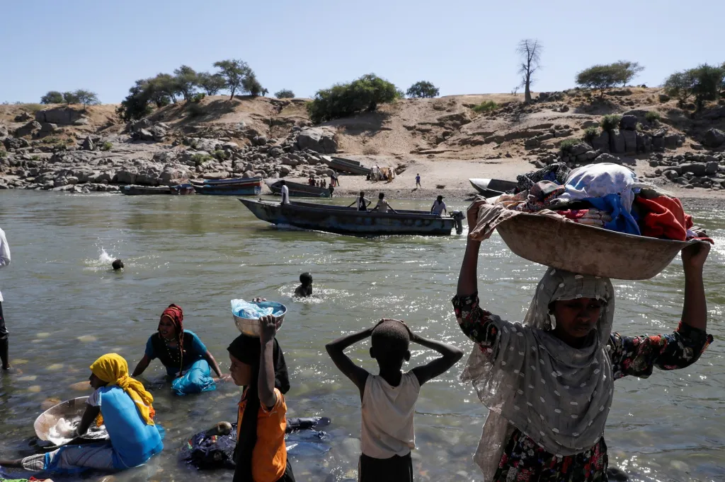 Obyvatelé Etiopie mají velké starosti. V severní části země dochází k častým vojenským potyčkám. Desítky tisíc obyvatel utíkají do sousedního Súdánu, který není na takový příliv utečenců připraven. V oblasti tak hrozí humanitární krize