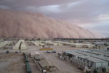 Rychle přibývá prachových a písečných bouří. Postižené země hledají účinnou ochranu