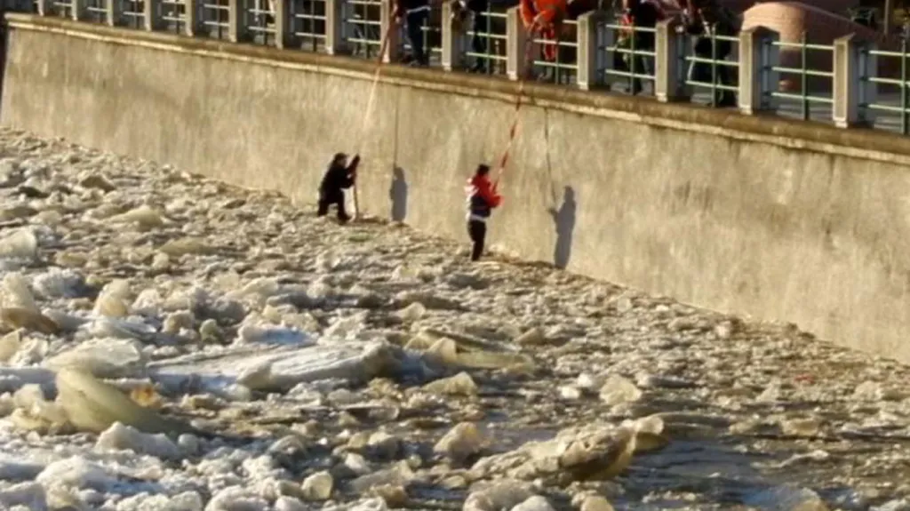 Dělníci vytáhli dva mladíky z řeky Bečvy