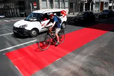 Koronavirová krize přeje cyklistice. Brusel přidává pruhy, Francie peníze