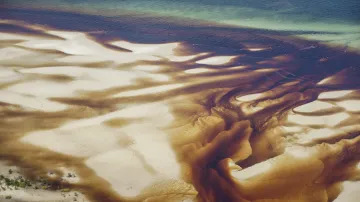 Pobřežní barvy a tvary poblíž Cooktown, Austrálie