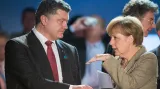Petro Porošenko a Angela Merkelová na summitu NATO