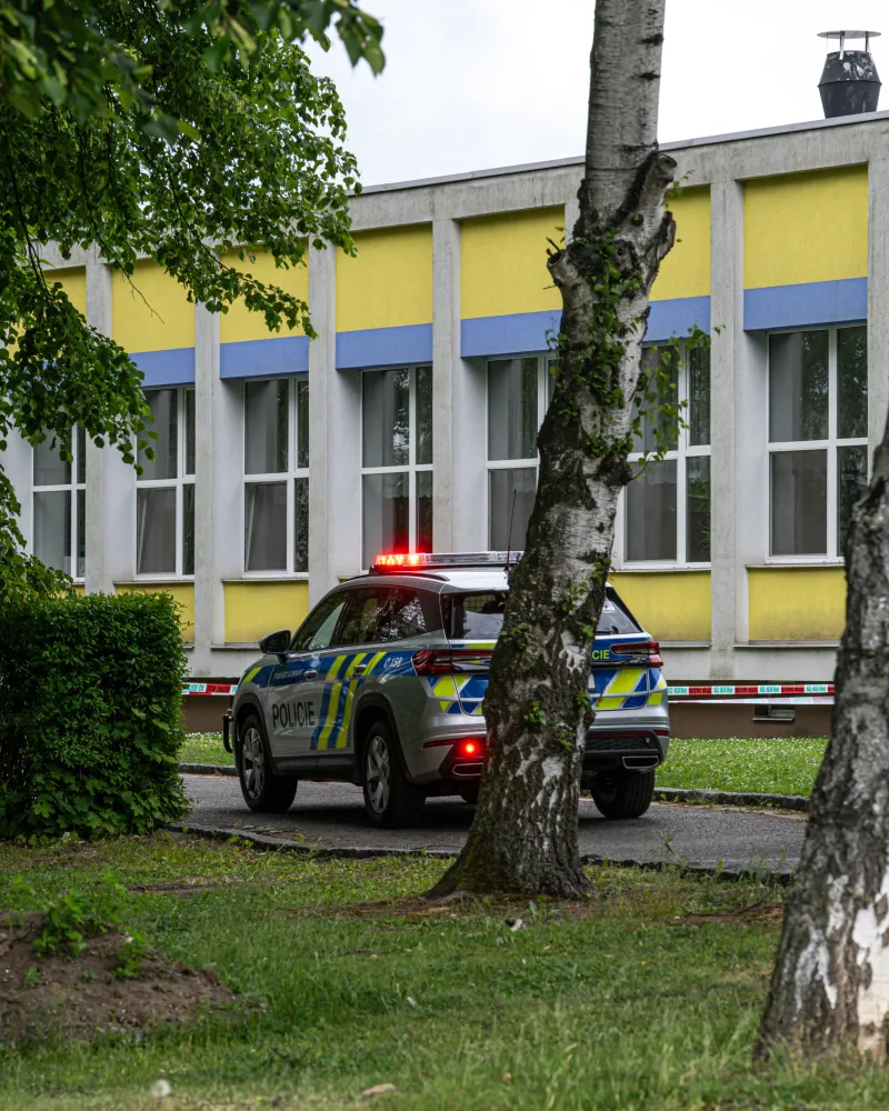 Oběť napadení u školy v Pardubicích zemřela. Podezřelého policie zadržela