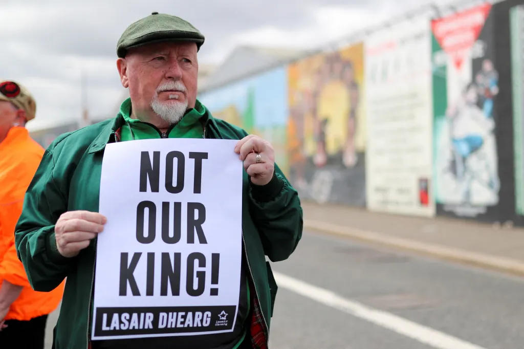 Muž s transparentem „Není náš král“