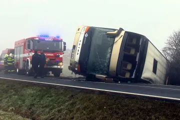 Na Lounsku havaroval autobus se studenty, vážněji zraněno je pět lidí