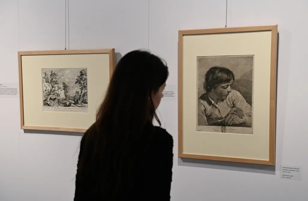 Kresba od Giovanniho Battisty Langettiho s názvem Podobizna mladého muže (vpravo)