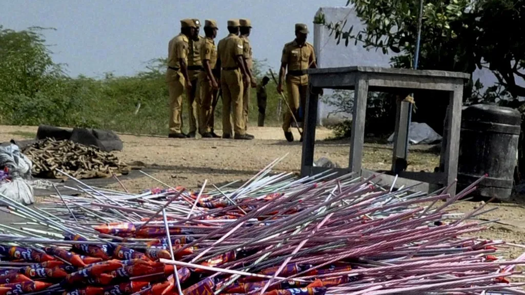 Požár v indické továrně na pyrotechniku