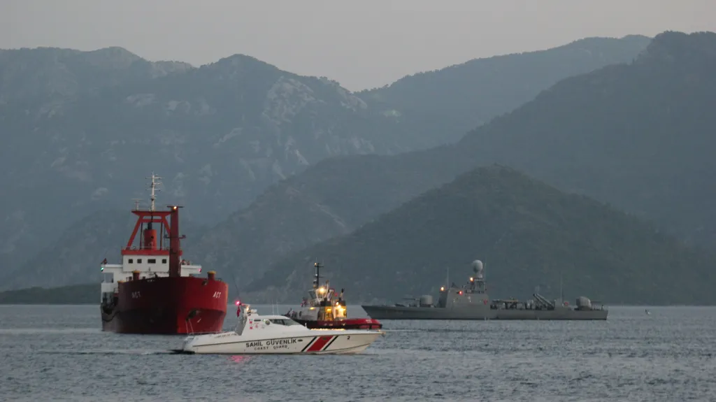 Loď doprovázená tureckou pobřežní stráží