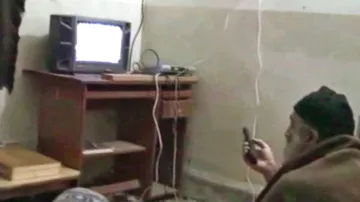 Usáma bin Ládin při sledování videa