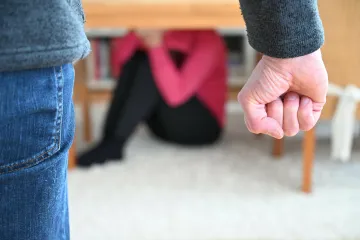 Domácímu násilí je třeba věnovat větší pozornost, míní veřejnost. Vinu agresora ale mnohdy zpochybňuje