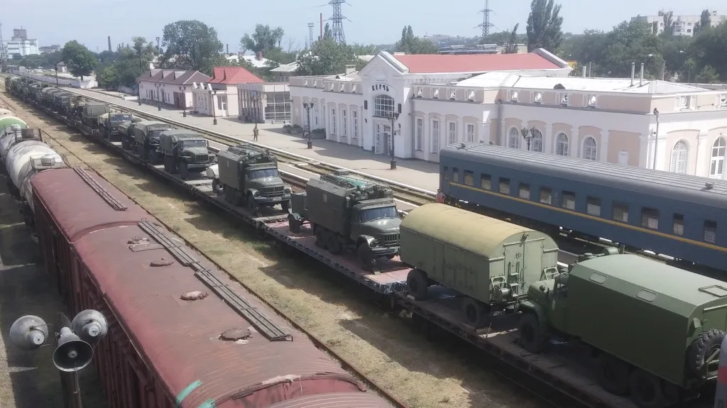 Pohyb ruských vojenských vozidel poblíž města Kerč