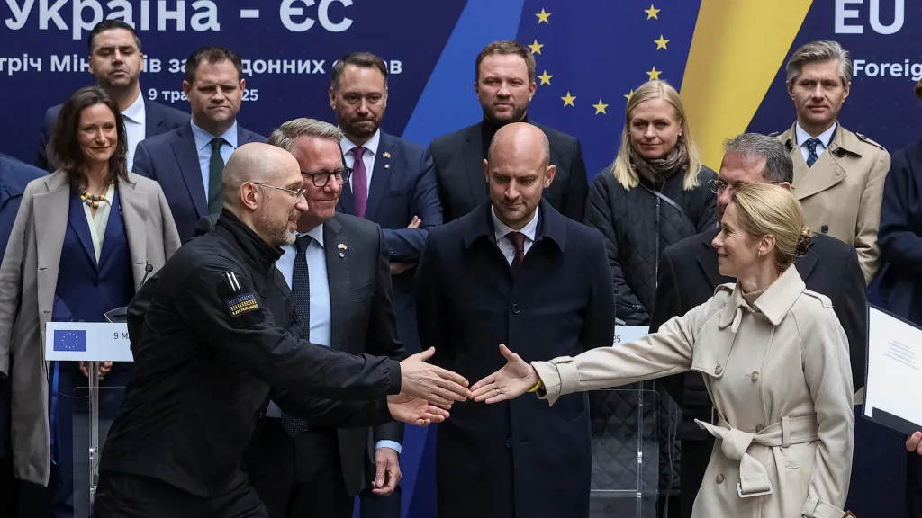 Ukrajinský premiér Denys Šmyhal si podává ruku s vysokou představitelkou Evropské unie pro zahraniční věci a bezpečnostní politiku Kajou Kallasovou