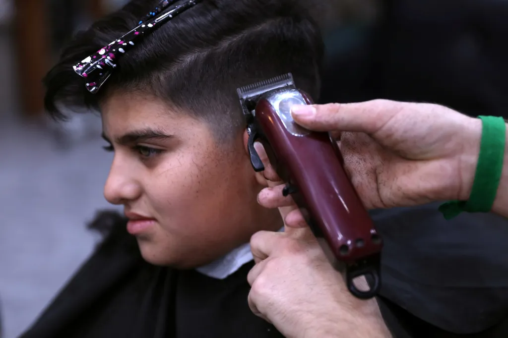 Chlapci si naopak dávají záležet na sřihu vlasů. Tento chlapec je z Kerbaly v Iráku