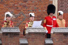 Karel III. se při nástupnickém ceremoniálu zavázal následovat příkladu své matky