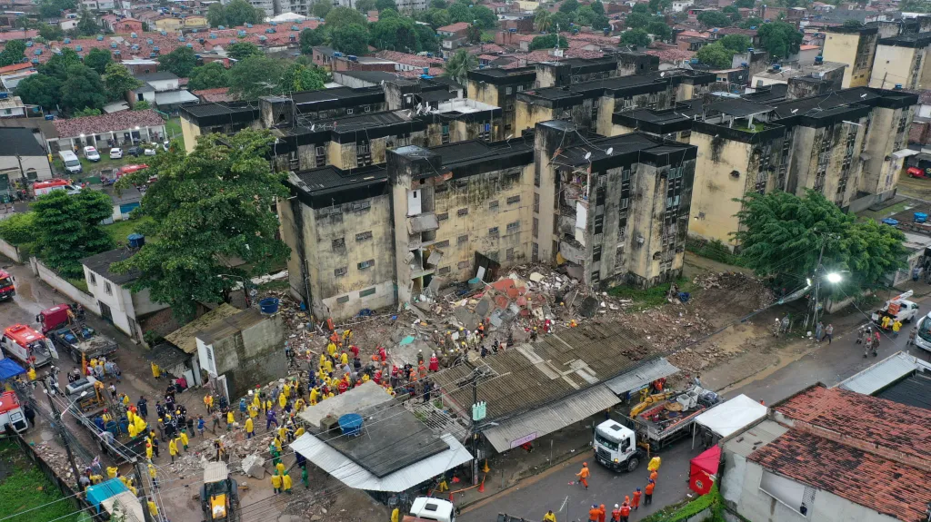 Záchranné práce na místě zřícené budovy ve městě Recife v Brazílii