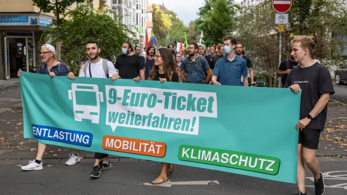 Demonstrace za další existenci devítieurové jízdenky v Mohuči