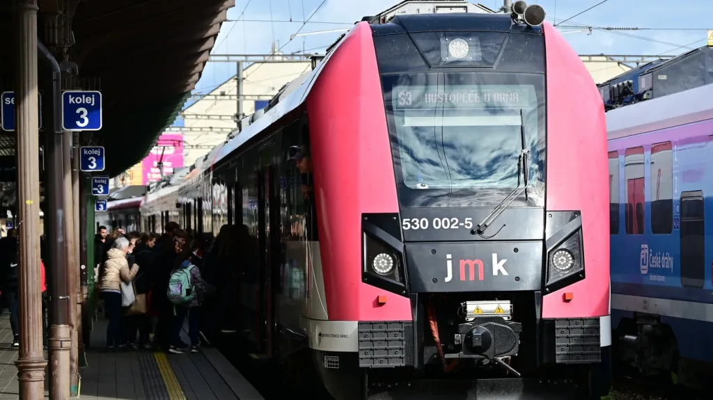 Vlaková souprava ČD na hlavním nádraží v Brně